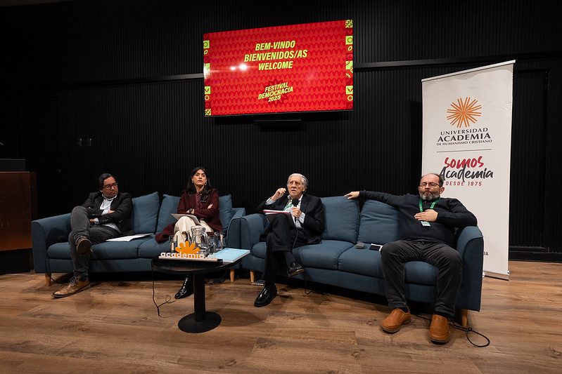 En Festival Democracia 2025: UAcademia organiza panel internacional sobre negocio de las fake news, IA y regulación digital