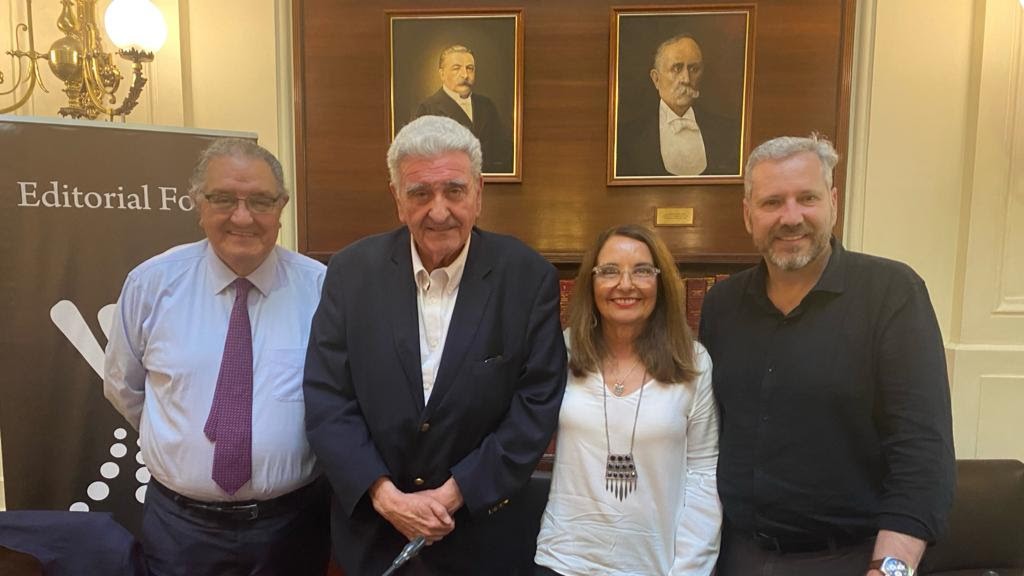 En memoria de nuestro querido profesor Carlos Eduardo Mena Keymer