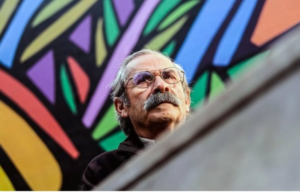 Muralista y colaborador de la Facultad de Artes Alejandro “Mono” González recibe el Premio Nacional de Artes Plásticas 2025