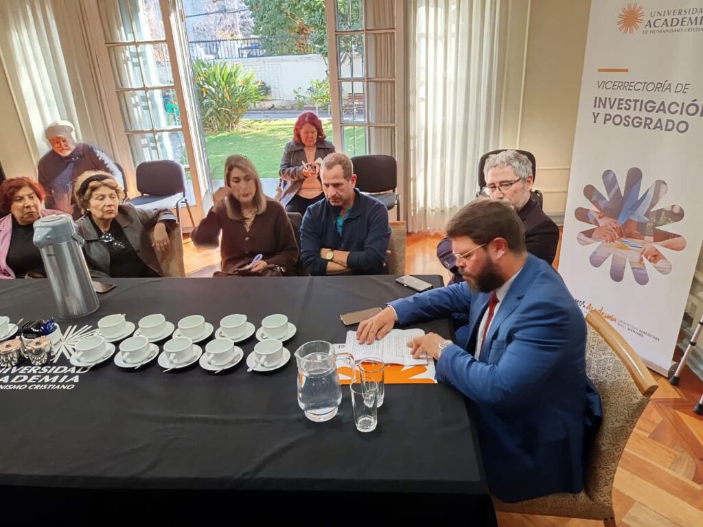 Doctor Fidel Castro Smirnov dicta charla sobre investigación científica y cambio social en la Universidad Academia de Humanismo Cristiano