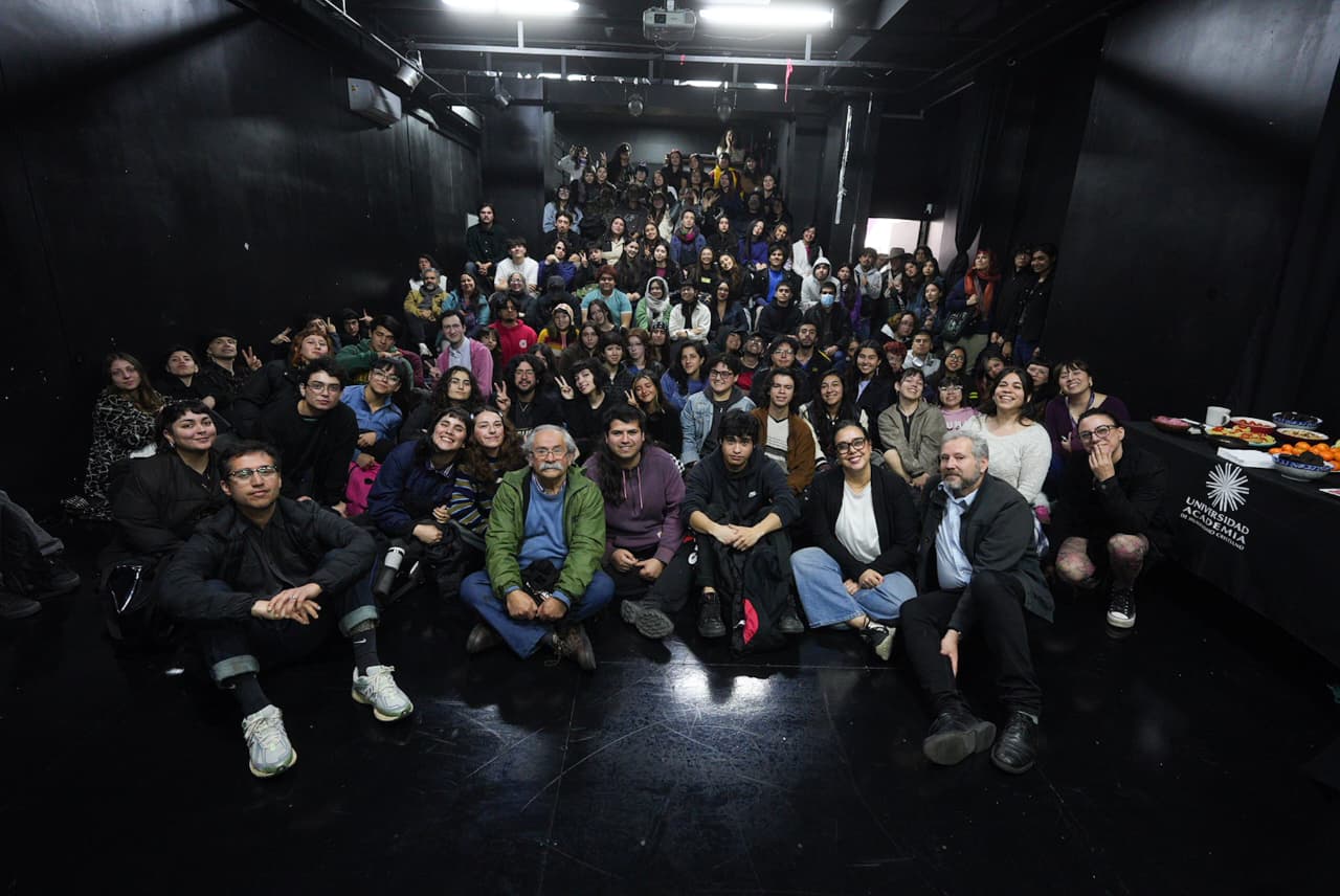 Premio Nacional Alejandro “Mono” González se reunió con estudiantes de Artes