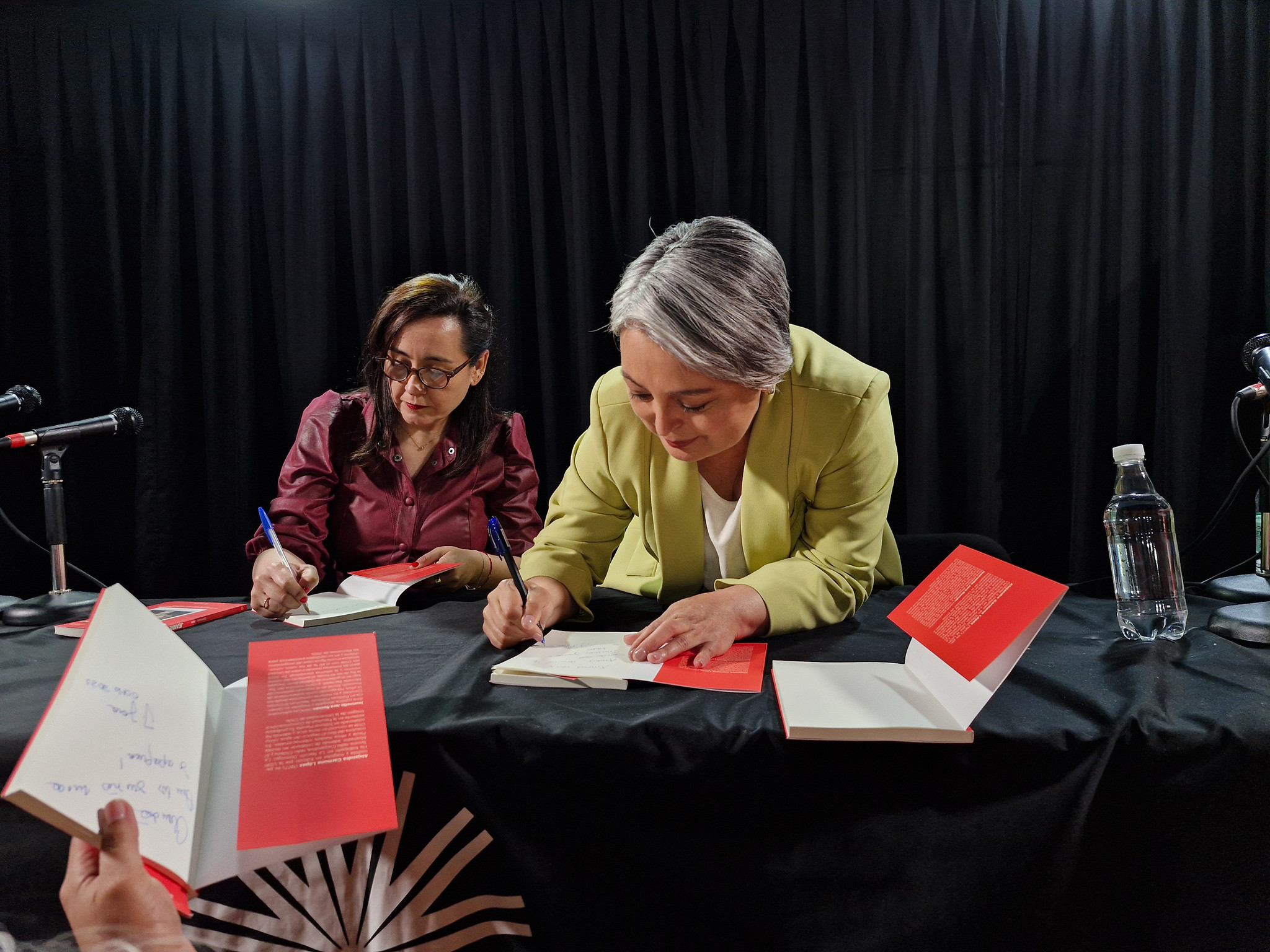 JEANETTE JARA LANZA SU BIOGRAFÍA EN UACADEMIA