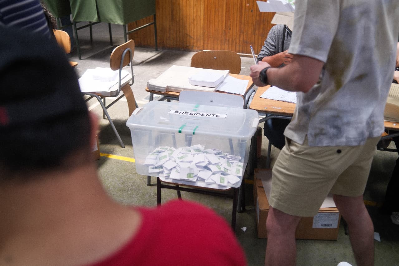 Raúl Zarzuri: El voto de los hombres jóvenes por la extrema derecha y el miedo a quedarse atrás