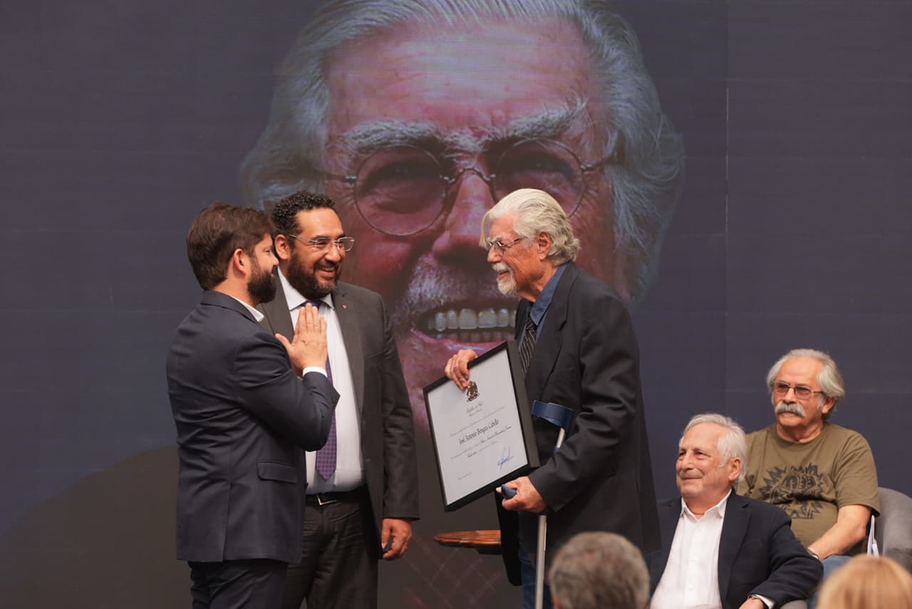 “Los queremos, los admiramos y estamos orgullosos de ustedes”: Presidente reconoce entre los Premios Nacionales 2025 a figuras históricas de la Universidad