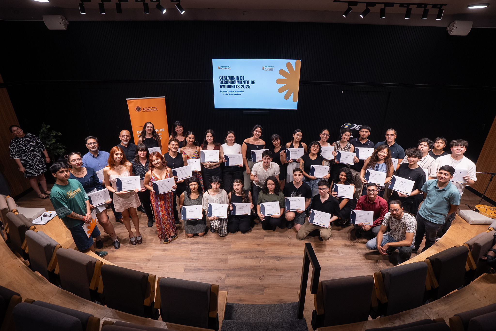 Universidad destaca compromiso de estudiantes que realizaron ayudantías en 2025