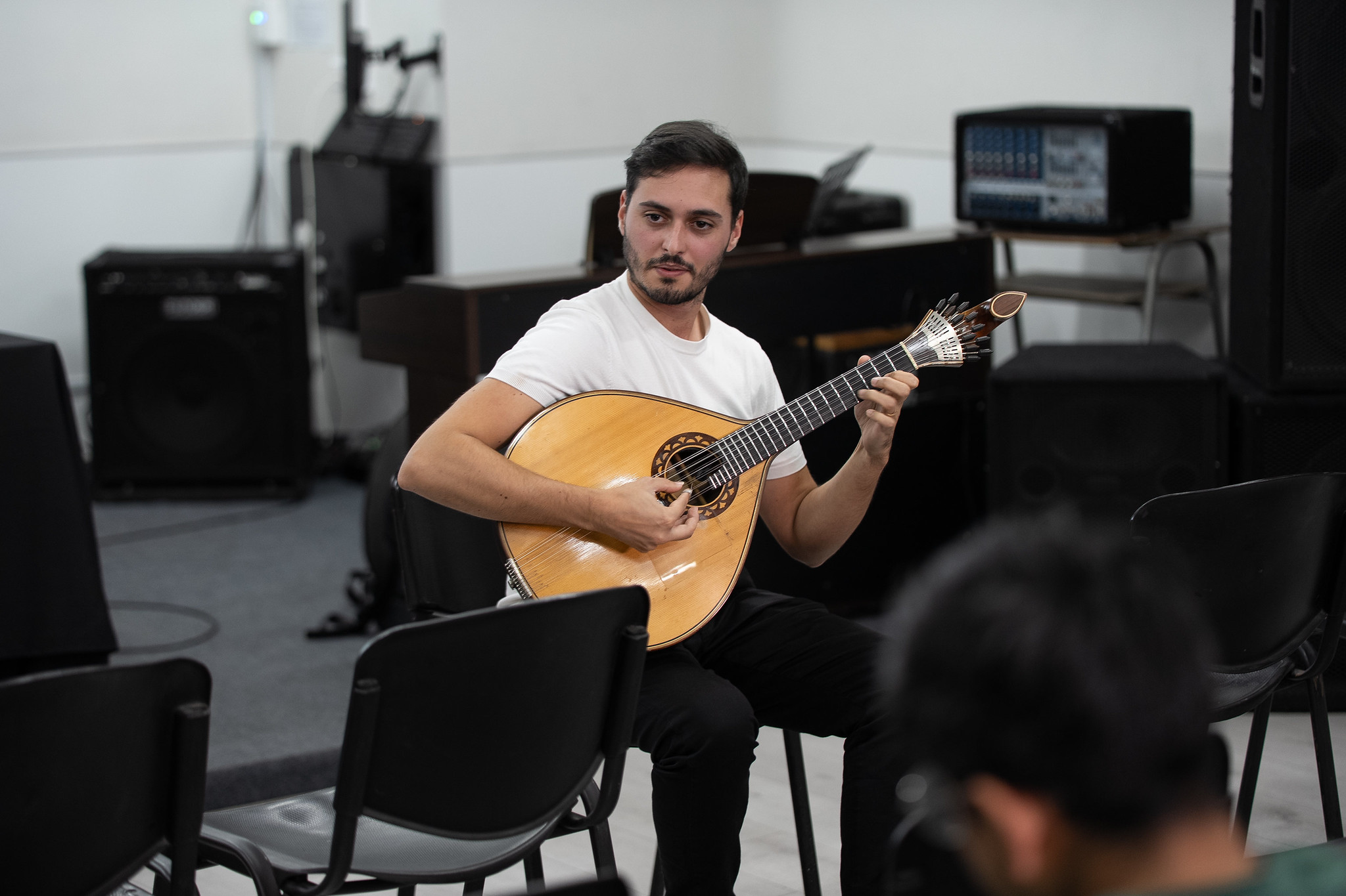 Conversatorio y documental celebran al principal exponente del fado, música tradicional portuguesa