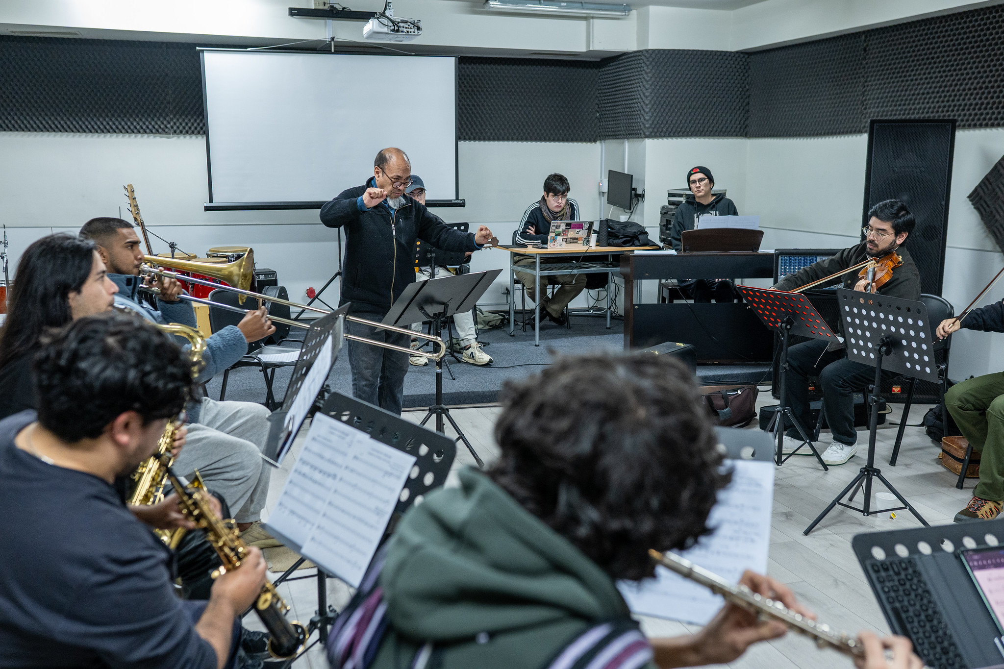 Asiste a la presentación de la WAK Big Band en el Club de Jazz de Santiago