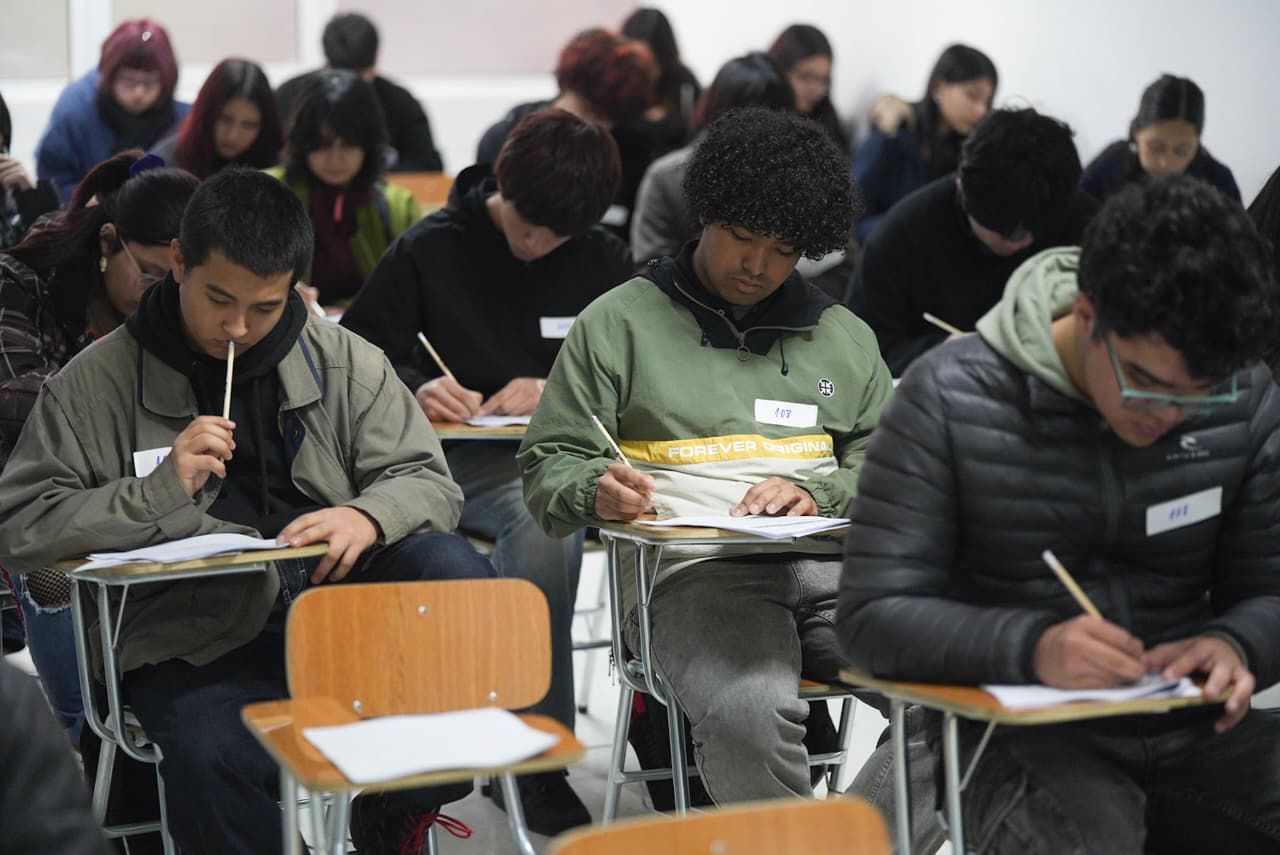 Estudiantes participan en Ensayo PAES regular organizado por la UAcademia