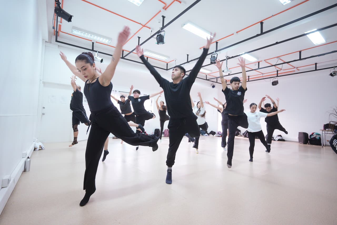 Ballet Folclórico de Villarrica visita Facultad de Artes y participa en talleres con docentes de Danza