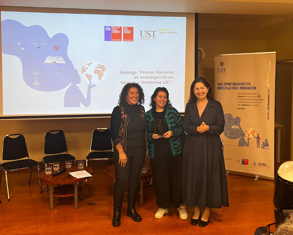Académica Diana Manríque recibe reconocimiento por su investigación con perspectiva de género